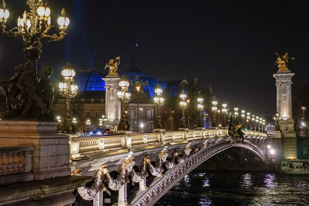 亚历山大三世桥的黄昏景色 这张照片是在傍晚拍摄的，桥上的灯光已经亮起，背景中可以看到残疾军人之家。图片下载