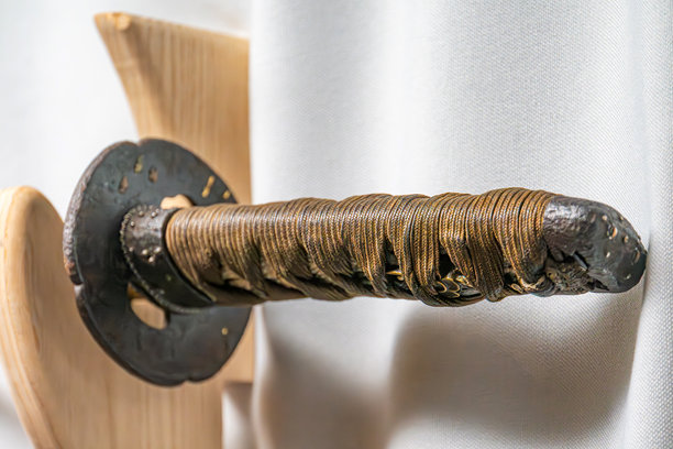 白色支架上附着的弯曲有纹理的金属部件特写，展示木结构的真实照片，强调质感和细节。图片下载