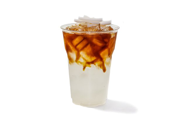 白色背景下孤立的冰美式咖啡椰子图片。图片下载