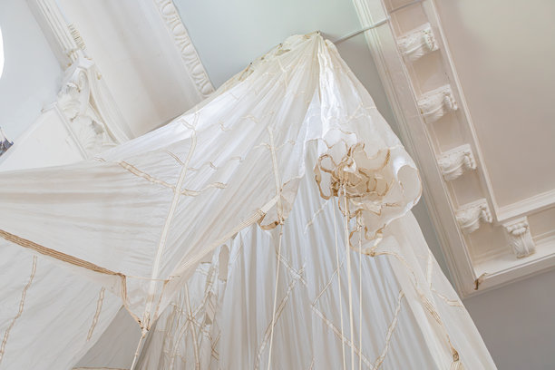 一个奢华的房间，天花板上悬挂着一盏宏伟复杂的吊灯，具有精致的设计和可能的水晶装饰。照片突显了房间的宏伟。图片下载