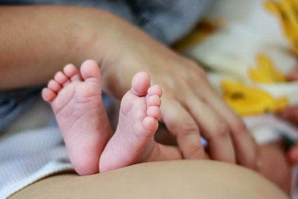婴儿脚丫的照片，展现婴儿时刻的概念。图片下载