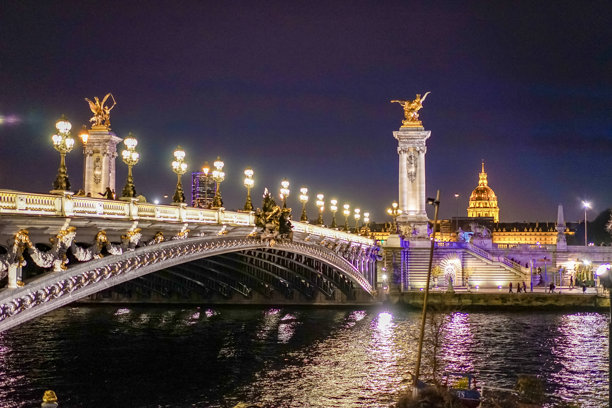 亚历山大三世桥的黄昏景色 这张照片是在傍晚拍摄的，桥上的灯光已经亮起，背景中可以看到残疾军人之家。图片下载