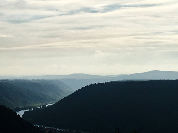 德国摩泽尔地区宁静而富有戏剧性的风景照片。图片下载