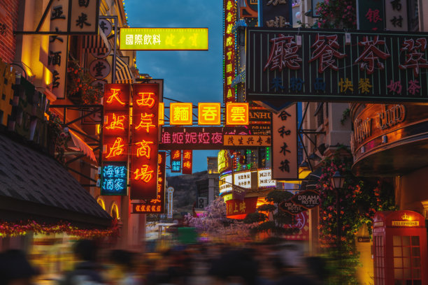 行人在街上走出商业街购物 - 新年，春节图片下载