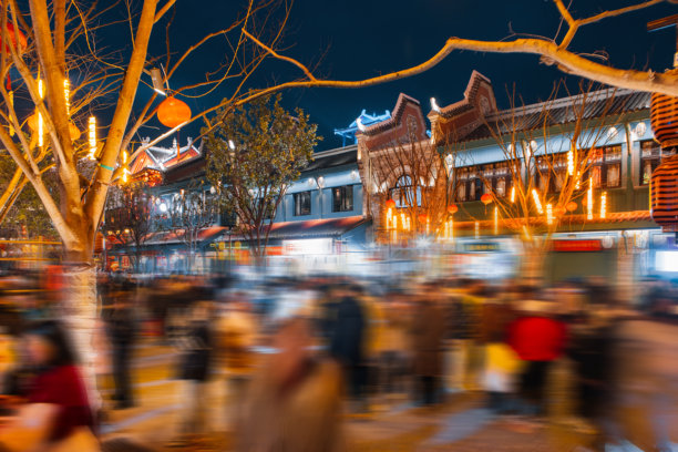 行人在街上走出商业街购物 - 新年，春节图片下载