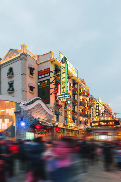 行人在街上走出商业街购物 - 新年，春节图片下载