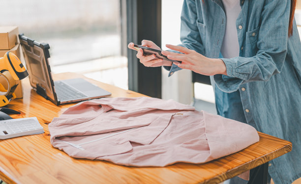 小企业主在网上拍摄产品照片，并向客户提供这些照片以便下单。 - 在线购物图片下载