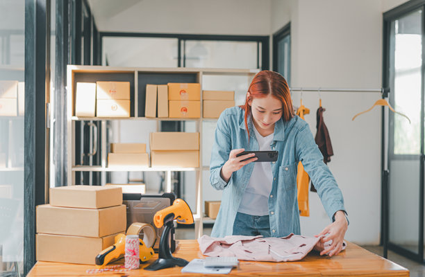 小企业主在线拍摄产品照片，并向客户提供这些照片以便下单。 - 在线购物图片下载