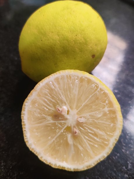 半个切开的柠檬 - 高清库存照片图片下载