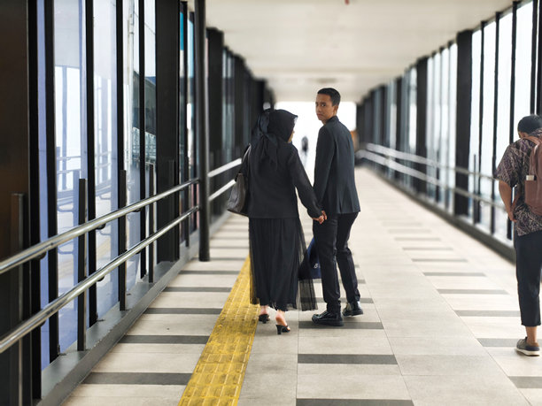 亚洲年轻情侣在印度尼西亚雅加达的雅加达地铁站拍摄婚前照片图片下载