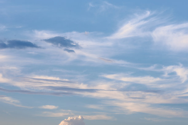 天空被薄薄的白云覆盖，形成了在蓝色背景下的奇幻图案。这张照片传达了一种宁静和自由的感觉，邀请观众沉浸在无边的空间中。图片下载