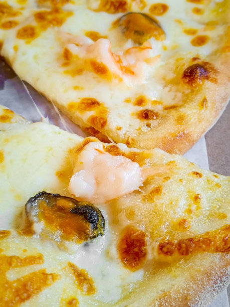 一片海鲜披萨。特写，竖拍照片。图片下载