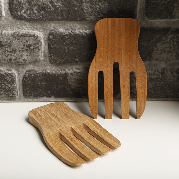 木质沙拉夹，竹制厨房用具，概念拍摄。电子商务照片。图片下载