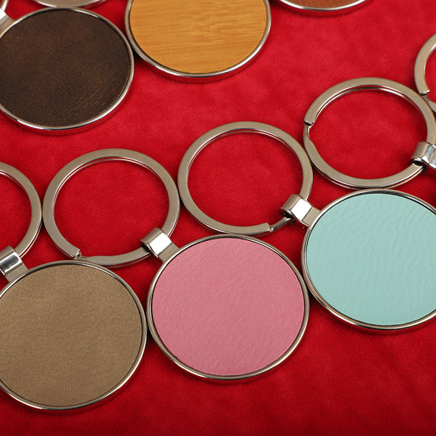 金属和皮革钥匙扣。彩色单面皮革；方形、矩形和圆形钥匙圈。概念照片。图片下载