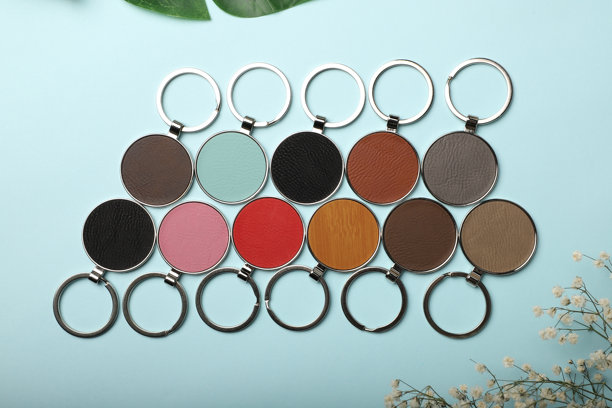 金属和皮革钥匙扣。多彩的一面皮革；方形、矩形和圆形钥匙圈。概念照片。图片下载