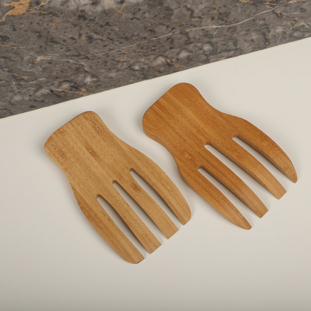 木制沙拉夹，竹制厨房用具，概念拍摄。电子商务照片。图片下载