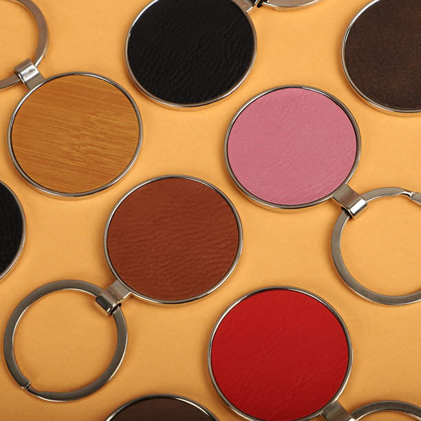金属和皮革钥匙扣。彩色单面皮革；方形、矩形和圆形钥匙圈。概念照片。图片下载