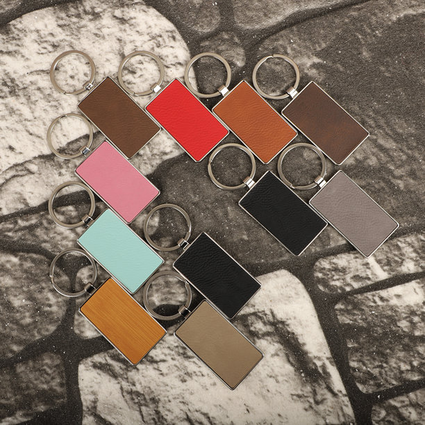金属和皮革钥匙扣。彩色单面皮革；方形、矩形和圆形钥匙圈。概念照片。图片下载