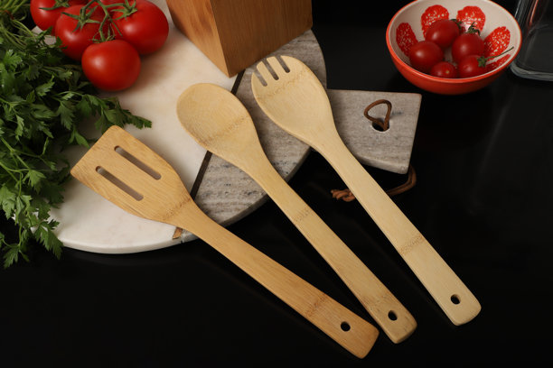 竹制餐具收纳架，竹制厨房用具，概念拍摄电商照片。图片下载