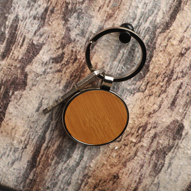 金属和皮革钥匙扣。彩色单面皮革；方形、矩形和圆形钥匙圈。概念照片。图片下载