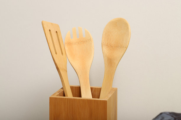 竹制餐具收纳架，竹制厨房用具，概念拍摄电商照片。图片下载