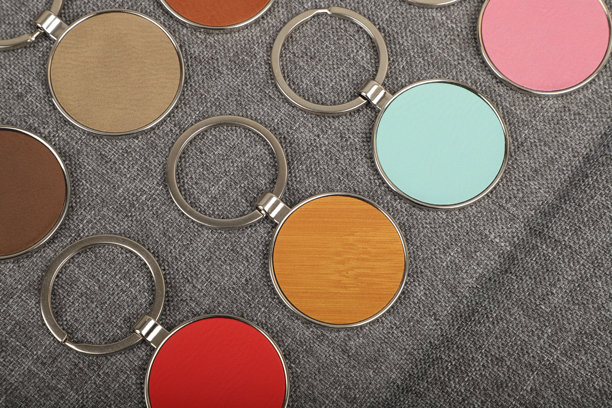 金属和皮革钥匙扣。彩色单面皮革；方形、矩形和圆形钥匙圈。概念照片。图片下载