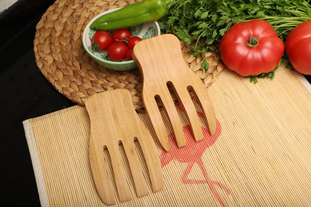 木质沙拉夹，竹制厨房用具，概念拍摄。电子商务照片。图片下载