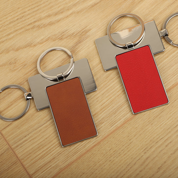 金属和皮革钥匙扣。彩色单面皮革；方形、矩形和圆形钥匙圈。概念照片。图片下载