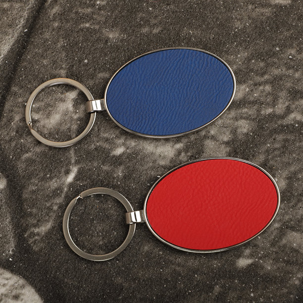 金属和皮革钥匙扣。彩色单面皮革；方形、矩形和圆形钥匙圈。概念照片。图片下载