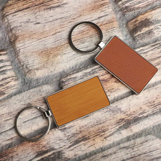 金属和皮革钥匙扣。彩色单面皮革；方形、矩形和圆形钥匙圈。概念照片。图片下载