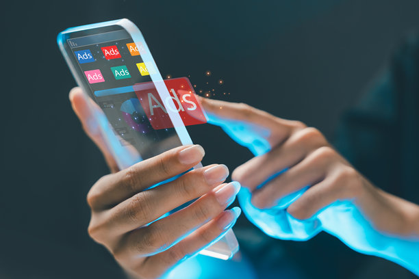 未来派透明智能手机，配备人工智能界面和全息屏幕，展示人工智能应用和创新技术，用于智能通信和自动化。图片下载