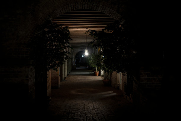 复古欧洲风格的砖砌广场晚间景色图片下载