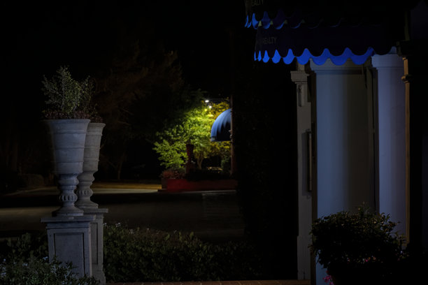 复古欧洲风格砖砌广场的傍晚景色图片下载