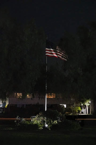 城市环境中飘扬的美国国旗夜景照片图片下载