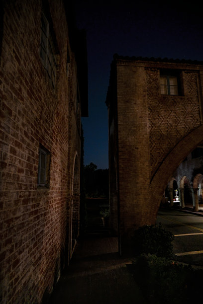 复古风格的建筑和拱门在黄昏时分的场景图片下载