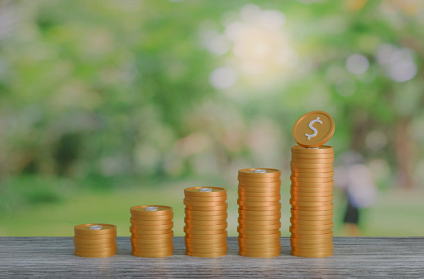 金币堆叠的3D渲染图，放置在木板上，背景为绿色模糊自然照片，适用于商业概念、金融、银行和投资，象征着财富增长与成功。图片下载