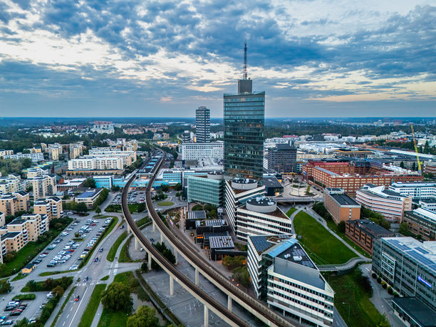 瑞典斯德哥尔摩的基斯塔区在日落时分，许多科学和信息技术公司及企业的所在地，著名的基斯塔科学大厦与其他摩天大楼和小型建筑相映成趣。图片下载