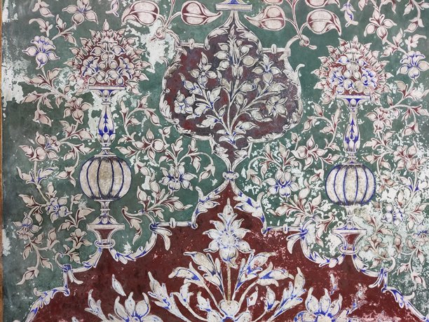 手绘阿拉伯书法，配有花卉和几何图案，位于巴基斯坦拉瓦尔品第的传统清真寺图片下载