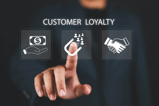 客户忠诚度概念，客户与品牌之间良好的关系。商人触摸虚拟屏幕上的客户忠诚度图标，以建立忠诚度和客户保留。图片下载