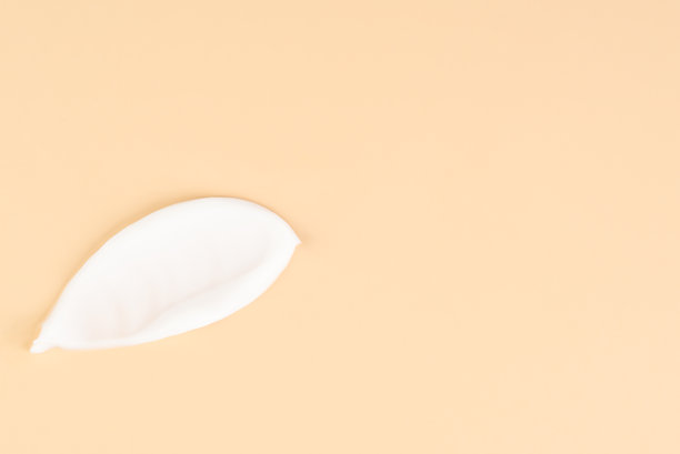 极简护肤设计：米色背景上的护肤霜涂抹，水润与柔软的概念，真实照片。图片下载