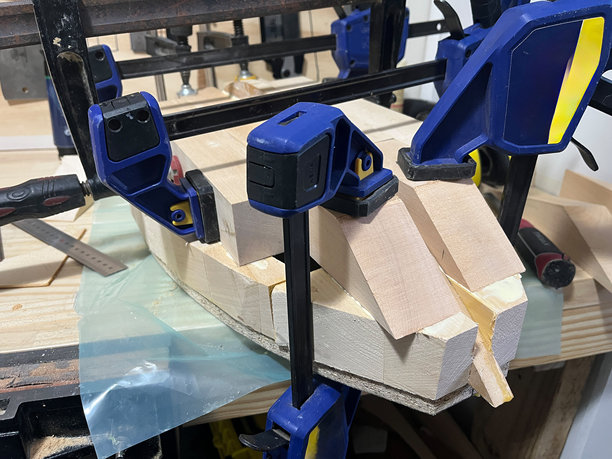 精心准备的琵琶吉他的模具放在木工工作台上，标志着弦乐器制作这一精细工艺的初步步骤。图片下载