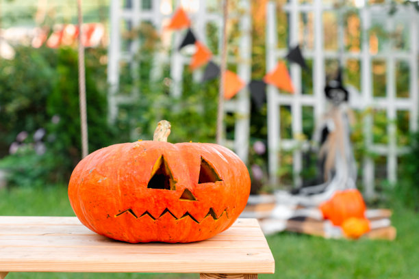 万圣节庭院里的雕刻眼睛的南瓜灯，真实照片图片下载