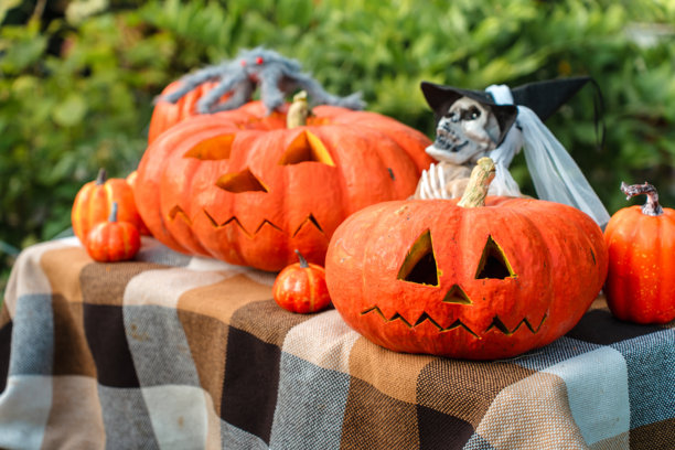 万圣节庭院中的雕刻眼睛的南瓜灯，真实照片图片下载