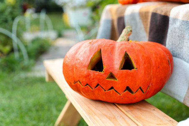万圣节庭院中的雕刻眼睛的南瓜灯，真实照片图片下载