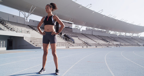 赛道，健身和女性跑步，马拉松训练或锻炼在体育场。运动员和个人进行有氧运动，挑战或比赛在体育场馆。图片下载