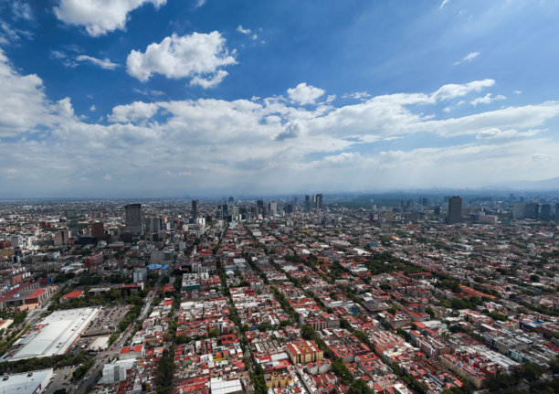 阳光明媚的日子里，墨西哥城市中心的壮观照片，展现了整个城市景观。图片下载