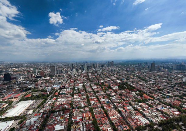 阳光明媚的日子里，墨西哥城市中心的壮观照片，展现了整个城市景观。图片下载