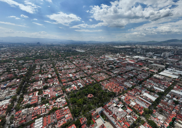 阳光明媚的日子里，墨西哥城市中心的壮观照片，展现了整个城市景观。图片下载