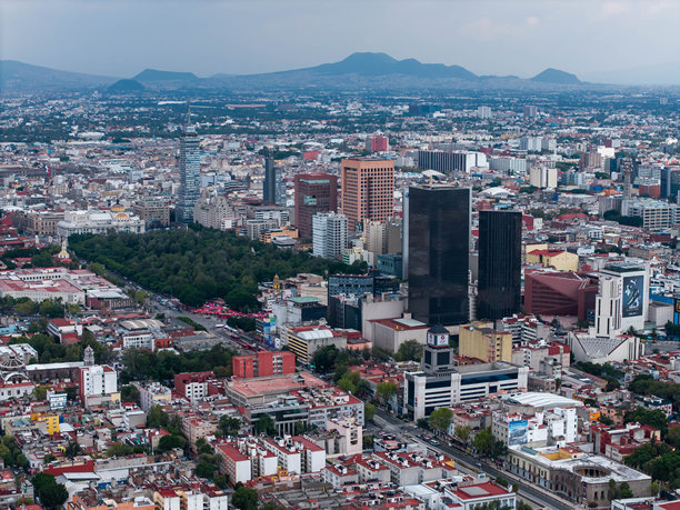 阳光明媚的日子里，墨西哥城市中心的壮观照片，展现了整个城市景观。图片下载