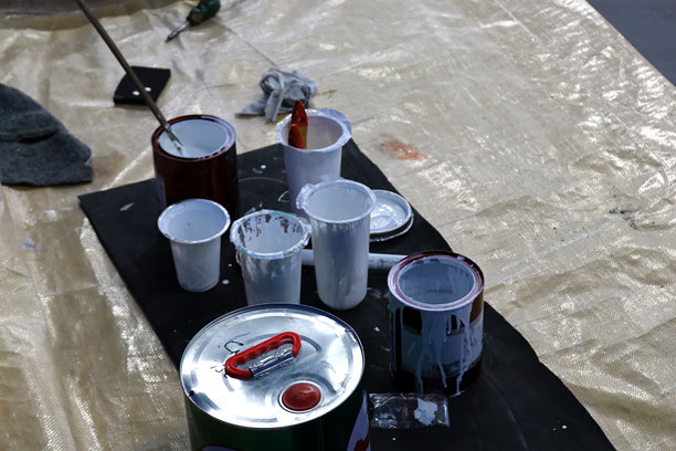 建筑工地上堆放着各种颜色的油漆罐照片图片下载